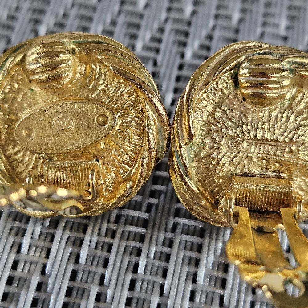Chanel Vintage Clip Earrings - Picture 4 of 8